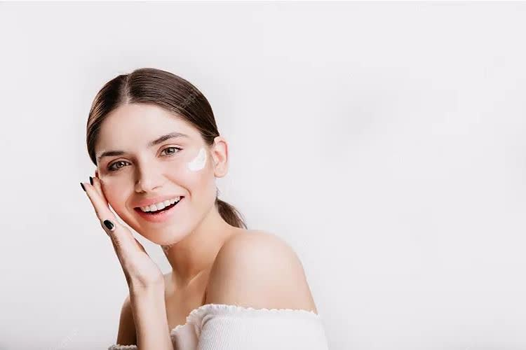 چگونه محصولات مراقبت پوست کره‌ای باعث کاهش چین و چروک می‌شوند؟