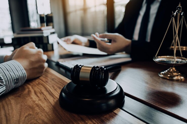 وکیل خانواده در حال مشاوره با موکل برای جمعآوری ادله