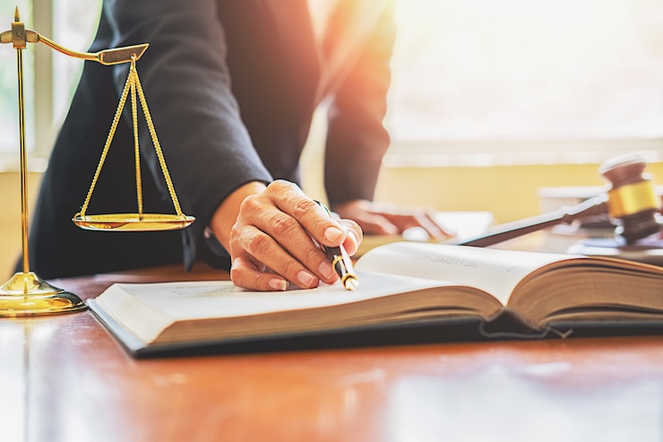 موکل در حال دریافت مشاوره حقوقی از وکیل بی