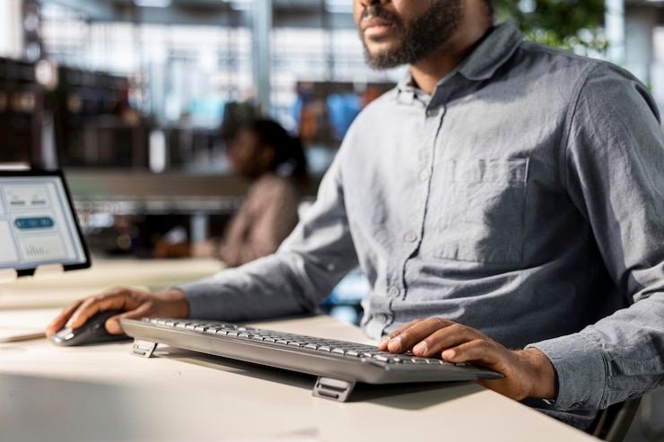 تصویر تیم بازاریابی محتوا در یک دفتر حقوقی مدرن