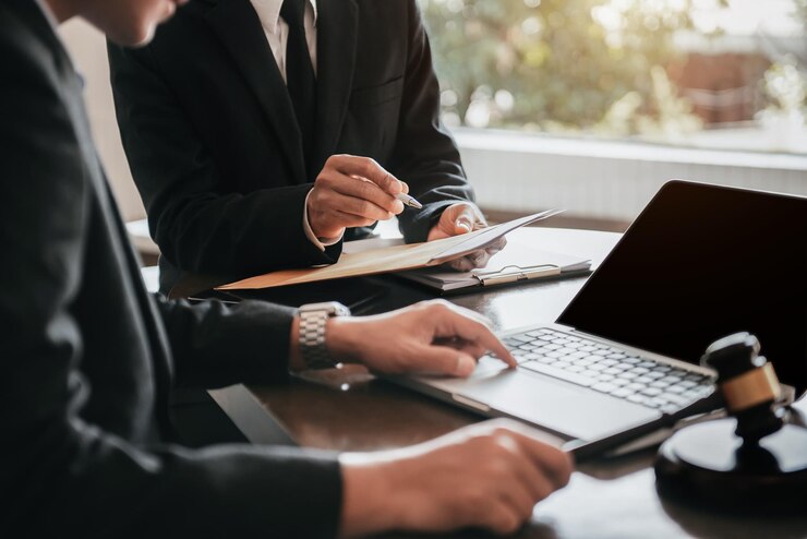 وکیل خانواده در حال ارائه مشاوره به موکل برای جمعآوری ادله