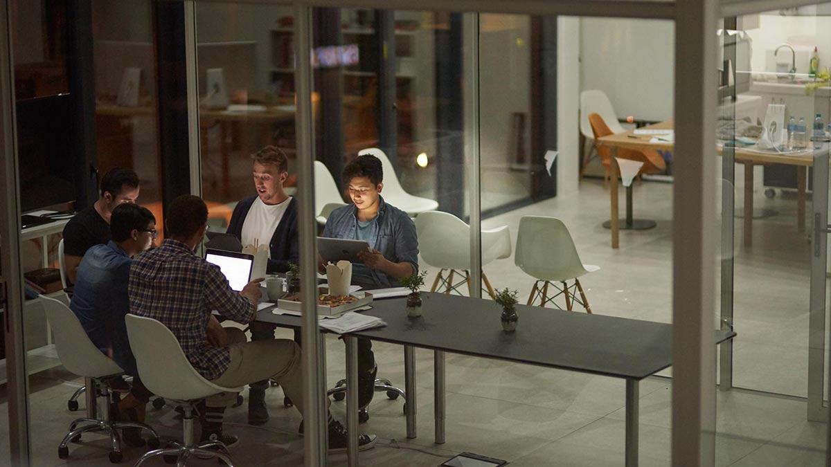 فارغالتحصیلان و مهاجرانی که مسیر صحیح را طی میکنند، فرصتهای شغلی و اقامتی عالی پیدا میکنند.