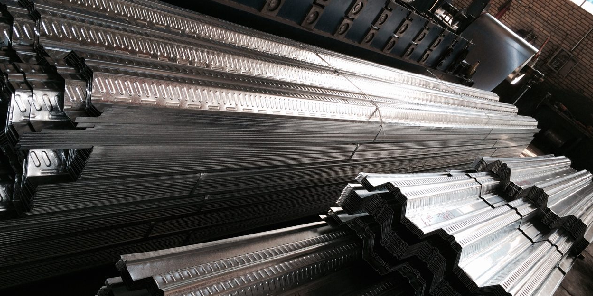 چرا ورق عرشه فولادی بهترین گزینه برای سازه‌های مرتفع است؟