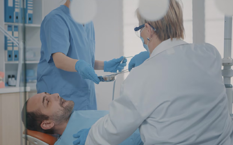 ایمپلنت با بیهوشی کامل؛ تجربه بدون درد برای کاشت چند دندان یا فک کامل