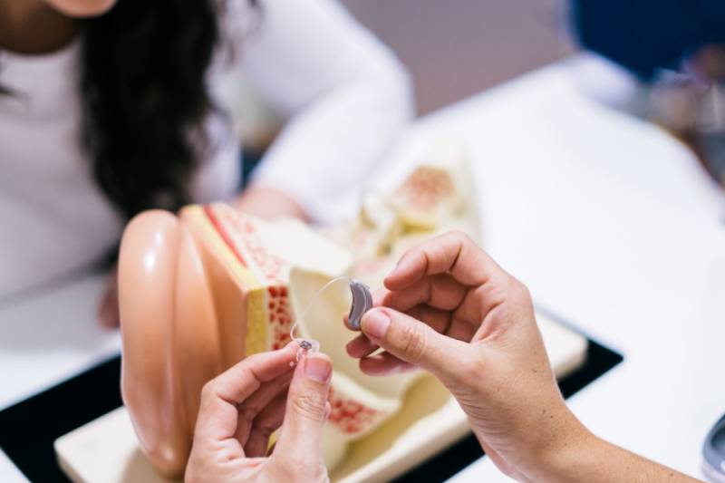 خدمات تخصصی و سریع تعمیر سمعک در شرق تهران