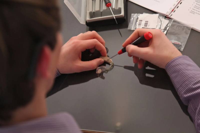 خدمات تخصصی و سریع تعمیر سمعک در شرق تهران