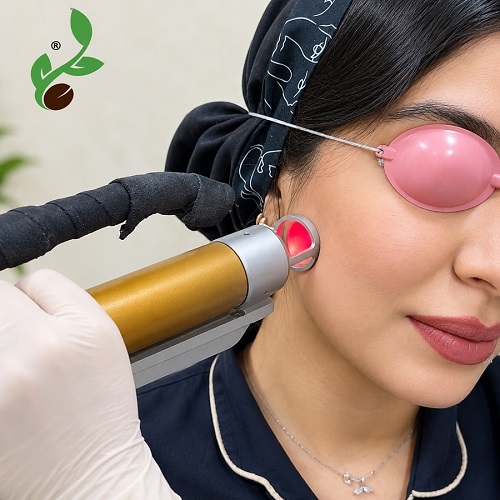 ببخشید، درست می‌فرمایید. برای تصویرِ پک بهداشتی این متن جایگزین مناسب است:  **پک بهداشتی شخصی لیزر شامل سری اختصاصی، عینک محافظ و ملافه در کلینیک پارسی**